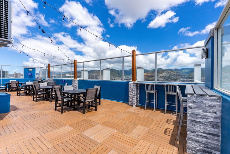 Outdoor dining, Newly Innovated Oceanview Beach Condo - Sauna Pool, Honolulu