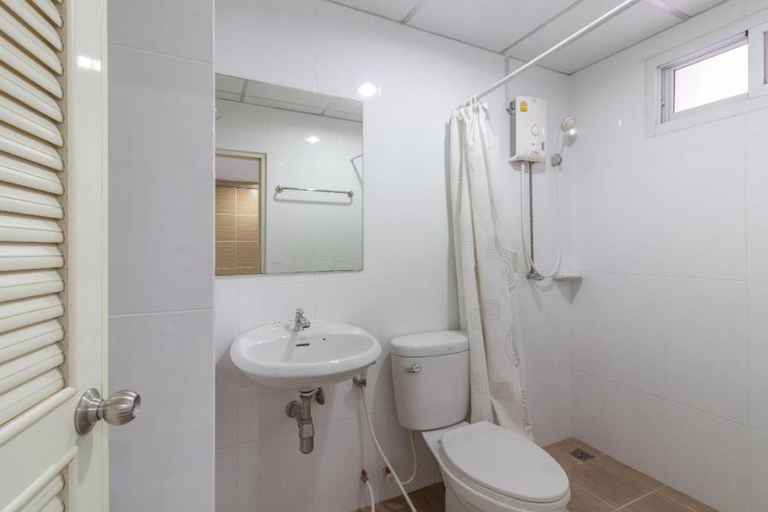 Bathroom 4, Collection O Siam Privi Hotel, Huai Kwang