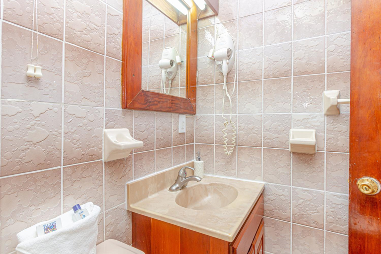 Bathroom 3, Blue Tang Inn