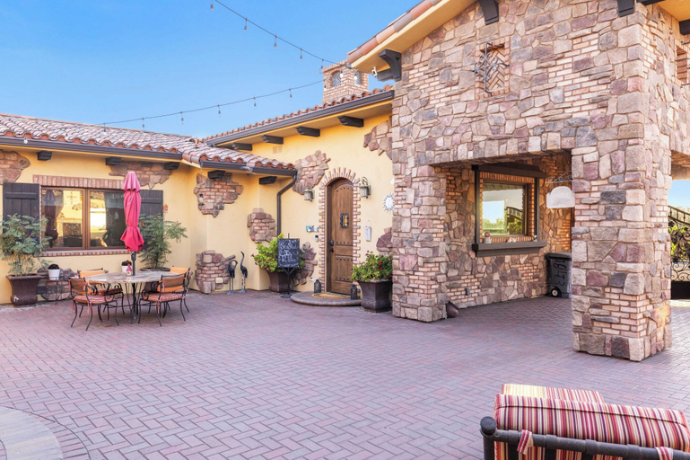 Interior 3, Soaking Tub, Vineyard Views & Wine Trail Access The Casita at Vines Estate by Avantstay, Riverside