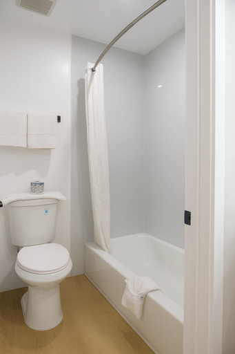 Bathroom 2, Highland Inn, San Bernardino