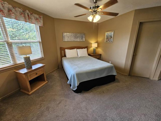Room 2, 21A Edelweiss, Sevier