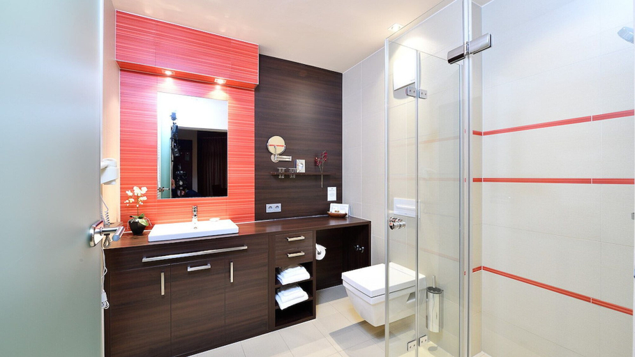 Bathroom 2, Dormio Hotel der Seehof, Düren