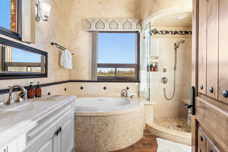 Interior 2, Soaking Tub, Vineyard Views & Wine Trail Access The Casita at Vines Estate by Avantstay, Riverside