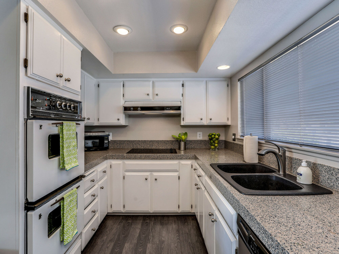 Private kitchen 3, Poolside Living, Riverside