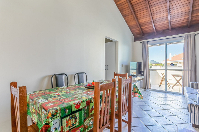 Dining 5, Cozy Two-story House Just 120m From the Beach! EDE, Florianopolis