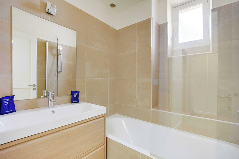 Bathroom 5, Apt a/c 3br/6p - Saint-lazare/les Champs Elysee, Paris