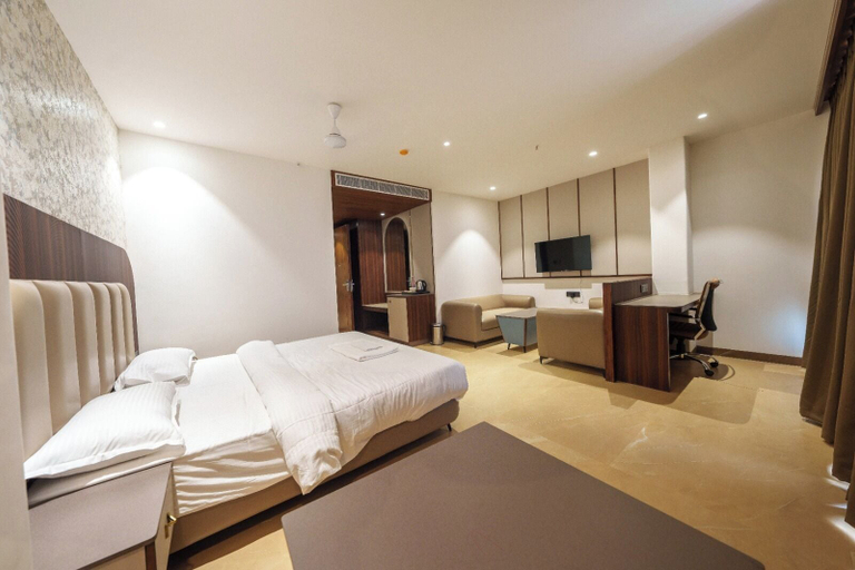Room 4, Hotel Meeravill, Raipur