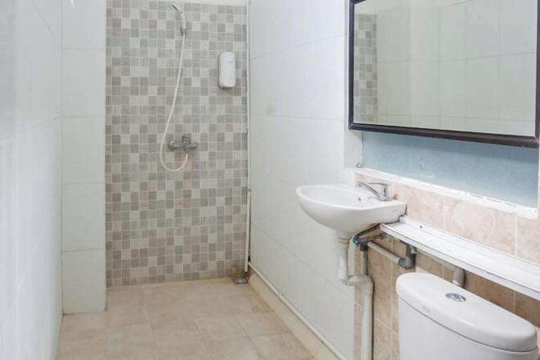 Bathroom 2, KoolKost near Raya Canggu (Minimum Stay 5 Nights), Badung