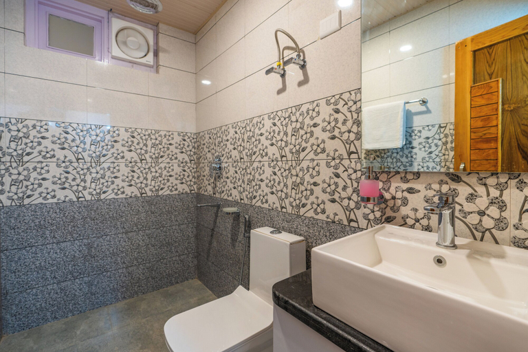Bathroom 5, The Social Stays Kasol, Kullu