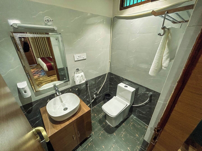 Bathroom 3, Golden Grove Homestay, Varanasi