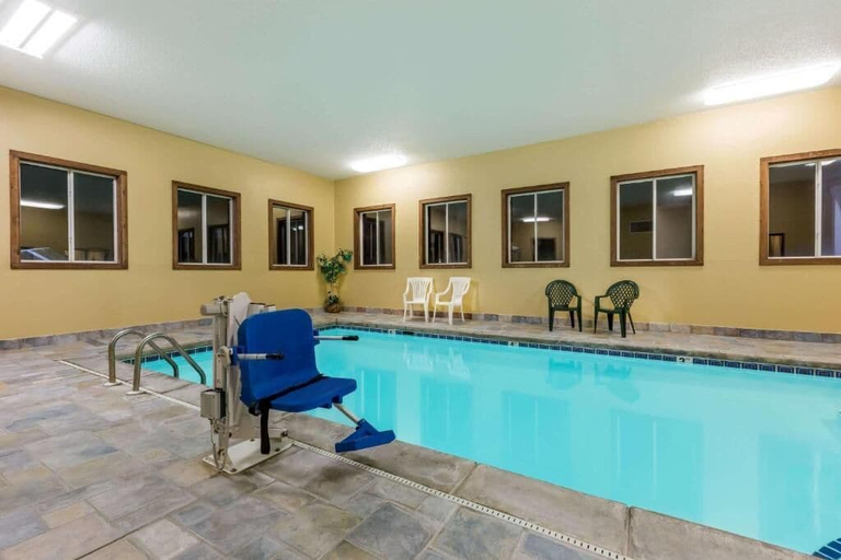Pool, Western Inn & Suites, Poweshiek