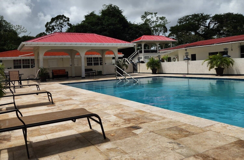 Outdoor pool 2, Ideal Executive Suites, City of Georgetown