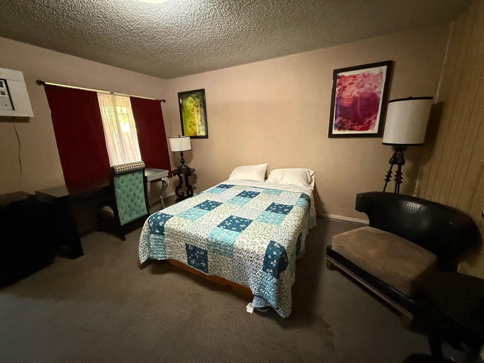Room 5, Columbia Inn Motel CA 49, Tuolumne