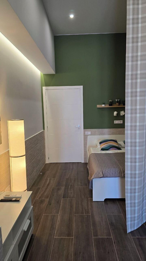 Room 5, Legacy Modern Suits, Valencia