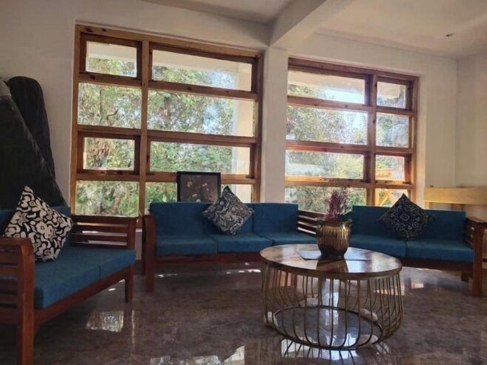 Lobby sitting area, Bagar Trails, Nainital