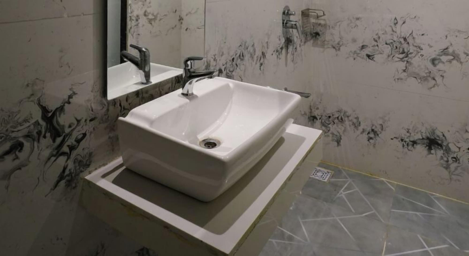 Bathroom, Hotel Gorrion, Mumbai Suburban