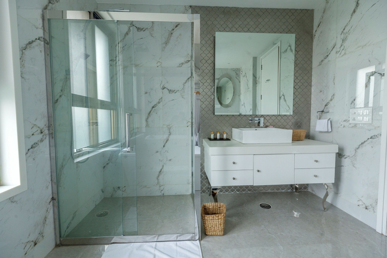 Bathroom 4, Bungalow 99, Delhi