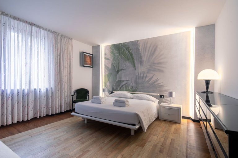 Room 2, Ponte Rosso Modern by Mmega, Florence