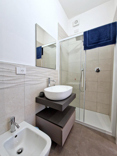 Bathroom 2, iris b&b, Verona