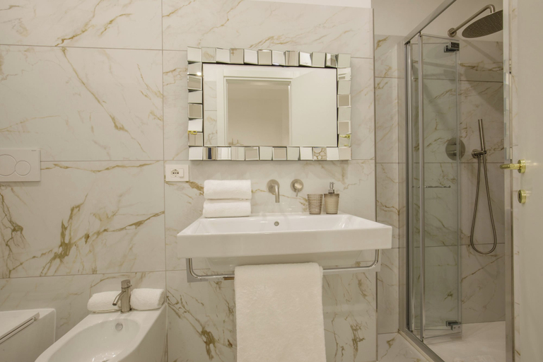 Bathroom 3, Santaluna, Rome