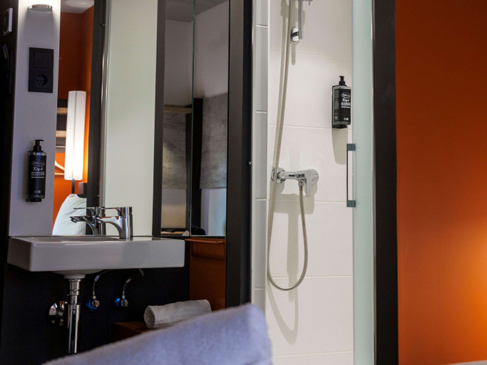 Bathroom 5, ibis budget Logroño Center, La Rioja