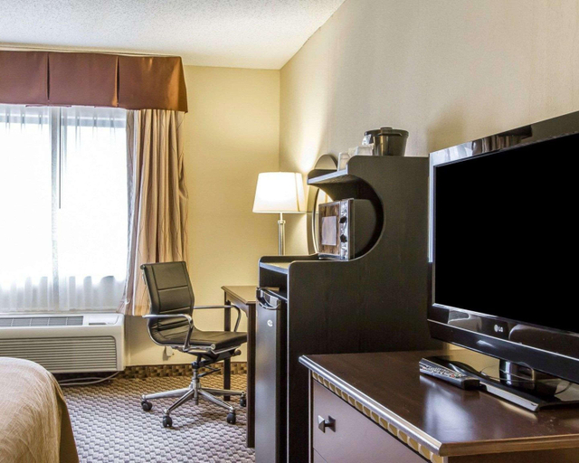 Bedroom 4, Quality Inn Macomb, McDonough