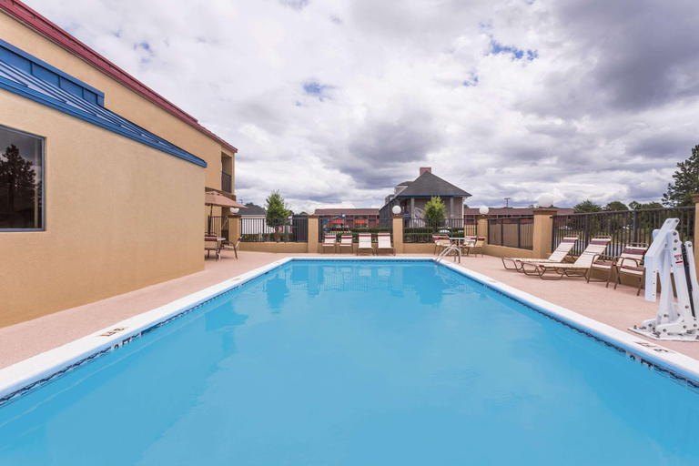 Sport & Beauty 5, Days Inn & Suites Warner Robins Near Robins Afb, Houston