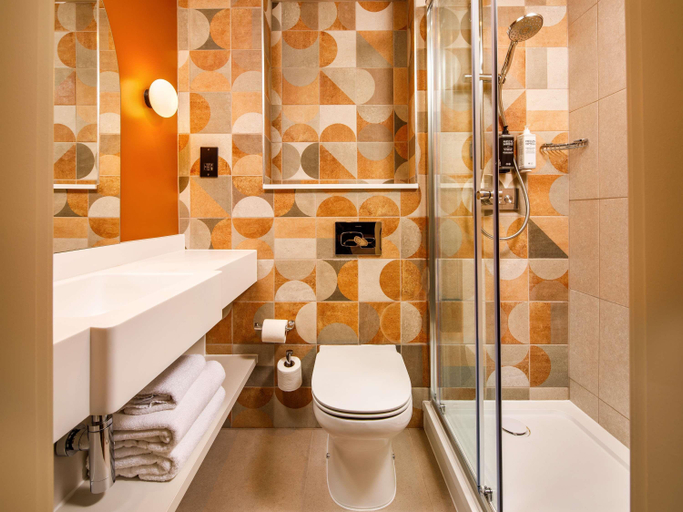 Bathroom 4, ibis Styles York Centre, York