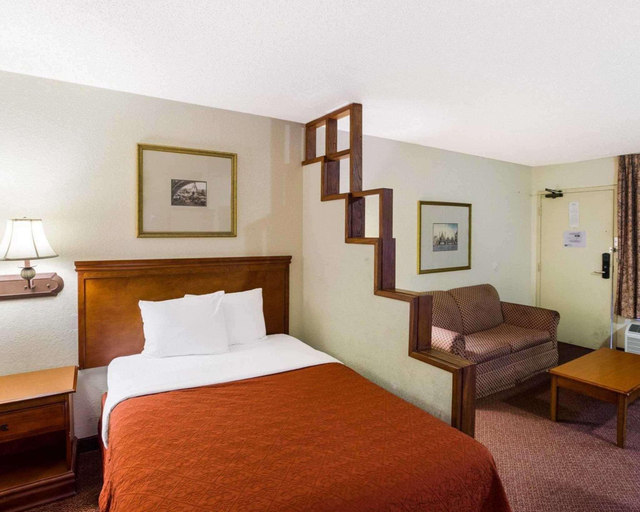 Bedroom 3, Rodeway Inn & Suites Fiesta Park, Bexar