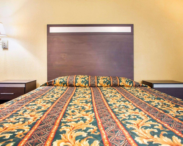 Bedroom 2, Rodeway Inn Mount Laurel Area, Burlington