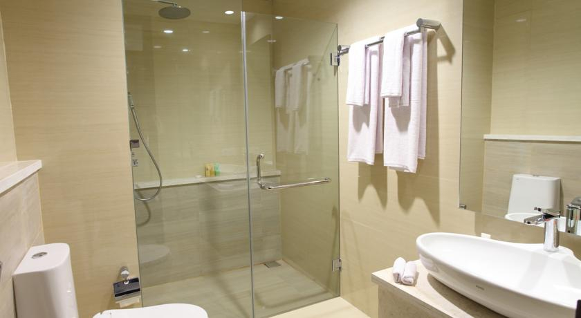 Bathroom 5, Swiss-Belhotel Sorong, Sorong