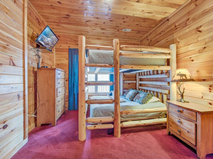 Bedroom 2, Apple Bear Lodge, Sevier