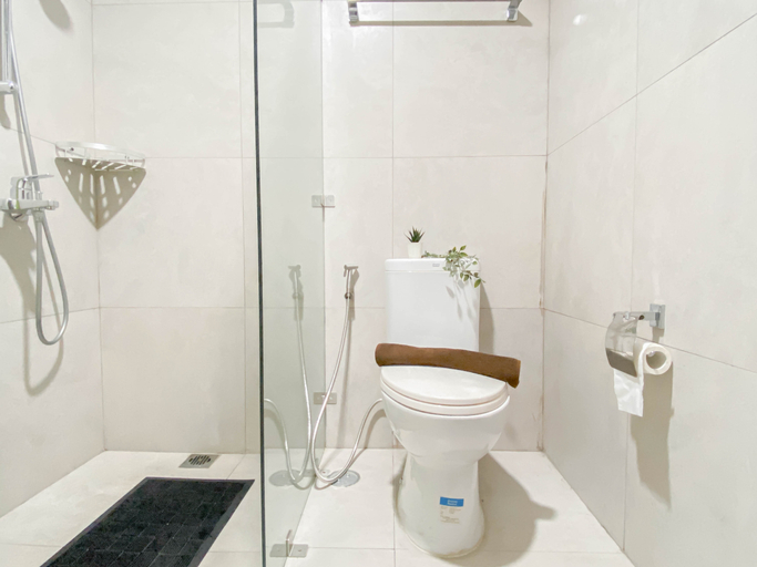 Bathroom 5, Cream Toned and Compact Studio Apartment Pollux Chadstone By Travelio, Cikarang