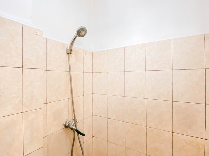 Bathroom 2, Standard Studio Apartment at Margonda Residence 2 By Travelio, Depok