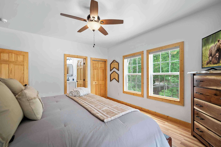 Room 5, New Listing - Luxurious Mountain Home for 8 With Amenities, Gilmer