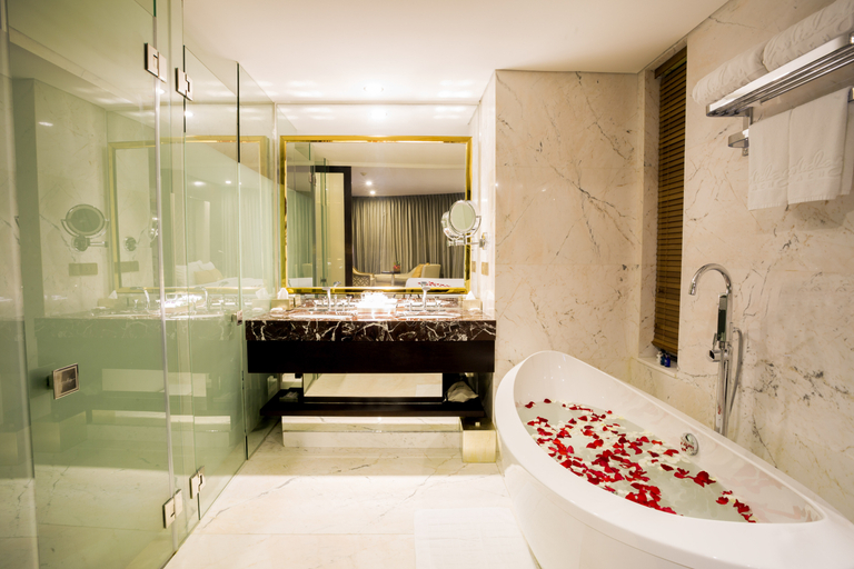 Bathroom 5, Holiday Beach Hotel Danang, Da Nang