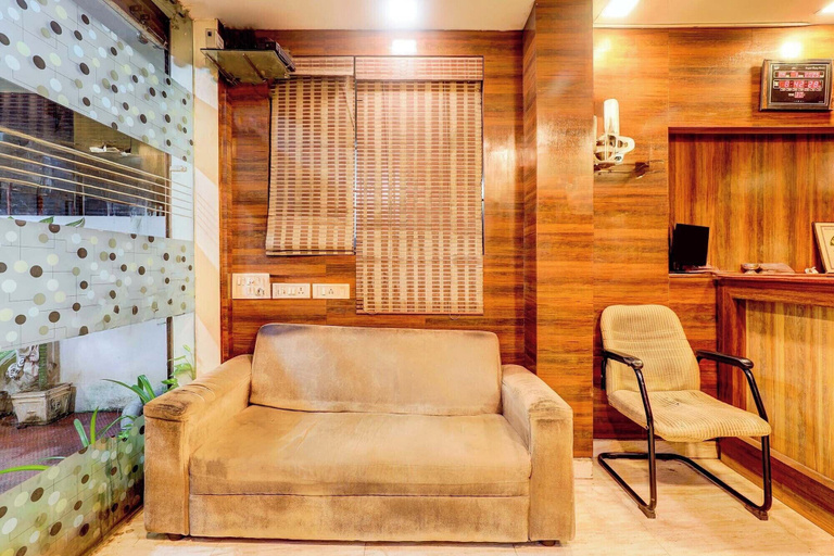 Lobby sitting area, FabExpress Karuna Regent, Chennai