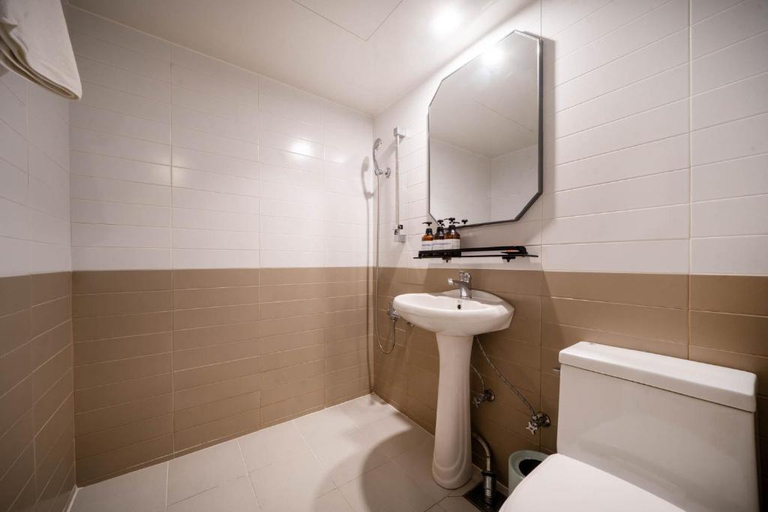 Bathroom 5, Haeundae Dongbeck Hotel, Haeundae