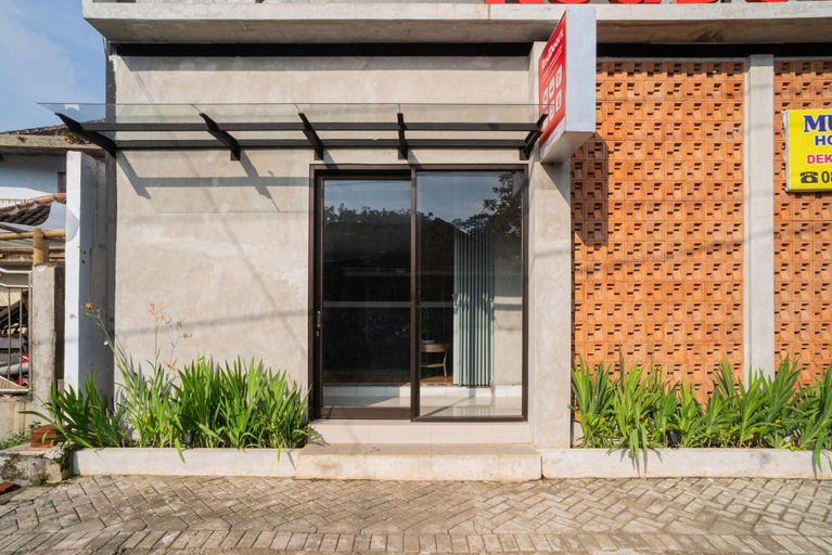 Exterior & Views 2, RedDoorz near Wisata Paribendo Lawang, Malang