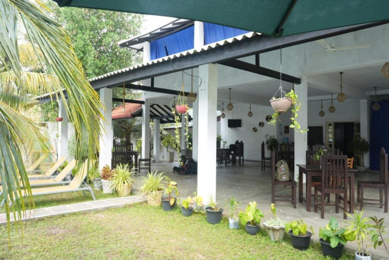 Food & Drinks 4, The Calm Of8 Arugambay, Pothuvil