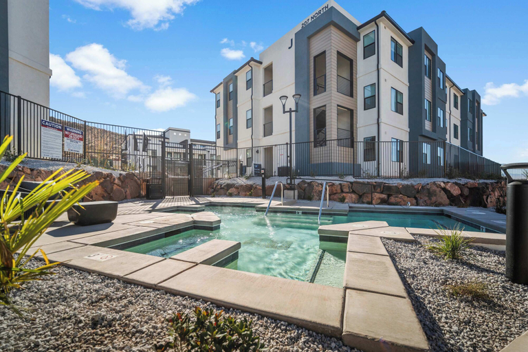 Pool 5, Western Front - Rustic Charm & Comfort, Washington
