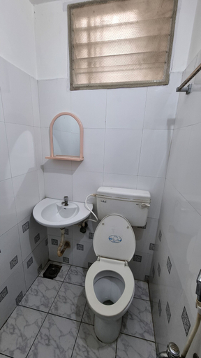 Bathroom 4, Hotel adithya, Chennai