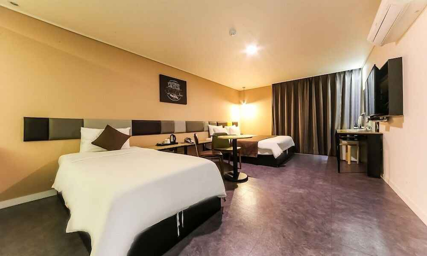 Bedroom 3, Hotel 385, Jinhae