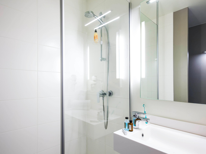 Bathroom 3, ibis Styles Mulhouse Centre Gare, Haut-Rhin