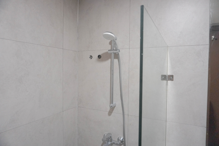 Bathroom 5, Modern and Tidy Studio at Pollux Chadstone Apartment By Travelio, Cikarang