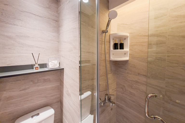 Bathroom 5, Industrial Modern 1BR Loft at Apartment Collins Boulevard By Travelio, Tangerang