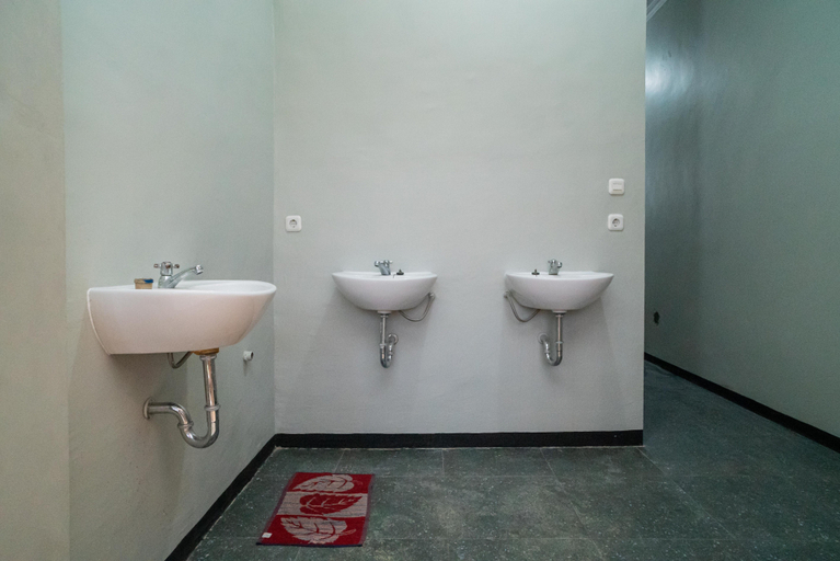 Bathroom 3, RedDoorz near Wisata Paribendo Lawang, Malang