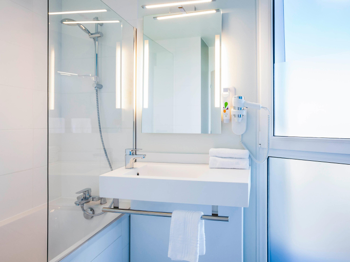 Bathroom 3, ibis Styles Mulhouse Centre Gare, Haut-Rhin
