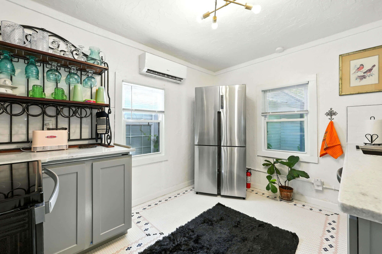 Private kitchen 3, Periwinkle Perch Historic Cottage Near Downtown, Saint Johns